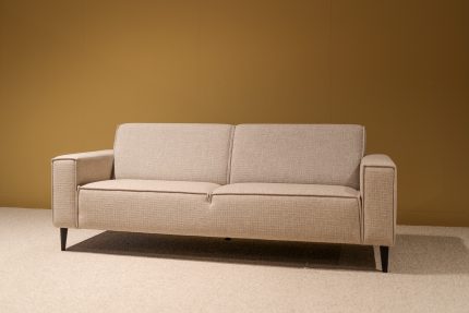 Moderne 3-zitsbank Athene 220 cm in grove beige stof – strak design met comfortabele zit, verkrijgbaar bij Arista Wonen in diverse maten en kleuren