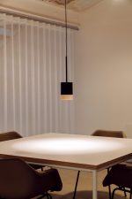 Derde hanglamp GU10 met gestructureerd zwart essen hout