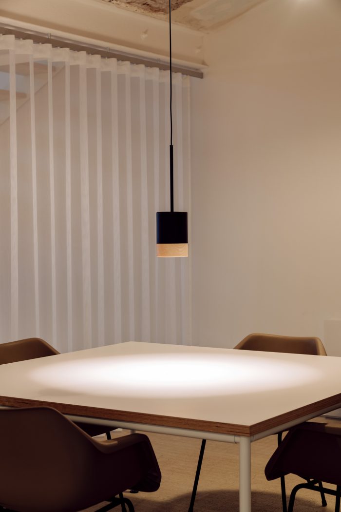 Derde hanglamp GU10 met gestructureerd zwart essen hout - Afbeelding 1