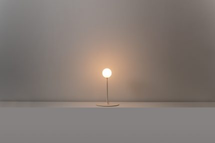 Tafellamp Symphony G9 H. 38 cm in getextureerd minkkleurig design.