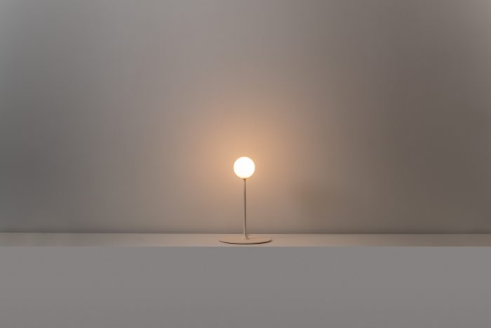 Tafellamp Symphony G9 H. 38 cm in getextureerd minkkleurig design. - Afbeelding 1