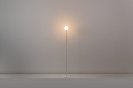 Vloerlamp Symphony G9 H. 160 cm in getextureerd minkkleurig.
