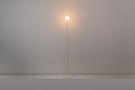 Vloerlamp Symphony G9 H. 130 cm in getextureerd minkkleurig.