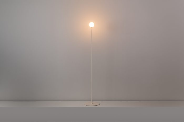 Vloerlamp Symphony G9 H. 130 cm in getextureerd minkkleurig. - Afbeelding 1