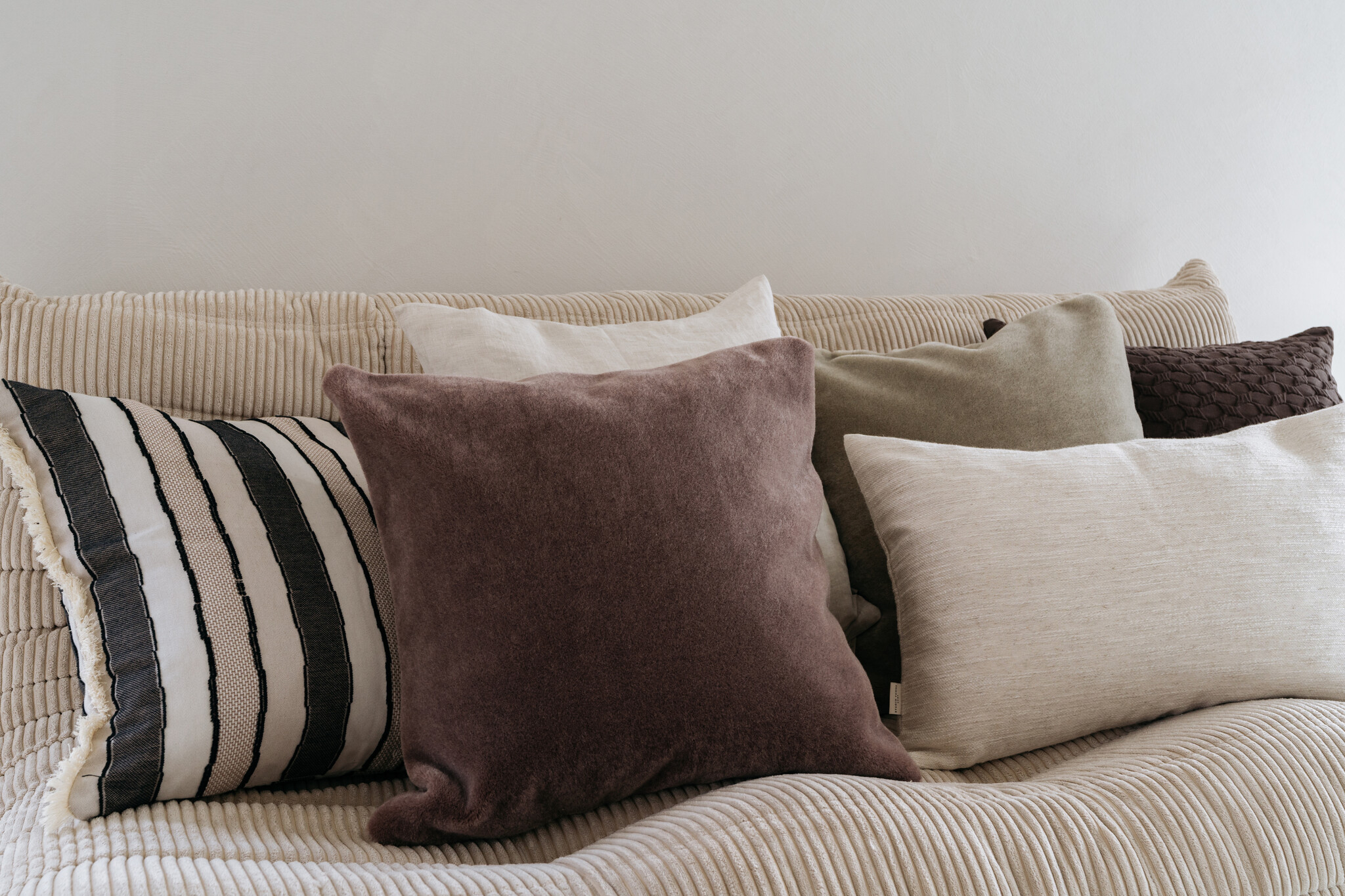 1054-1.jpg Mohair sierkussenhoes Amy aubergine 50x50 cm - Afbeelding 2