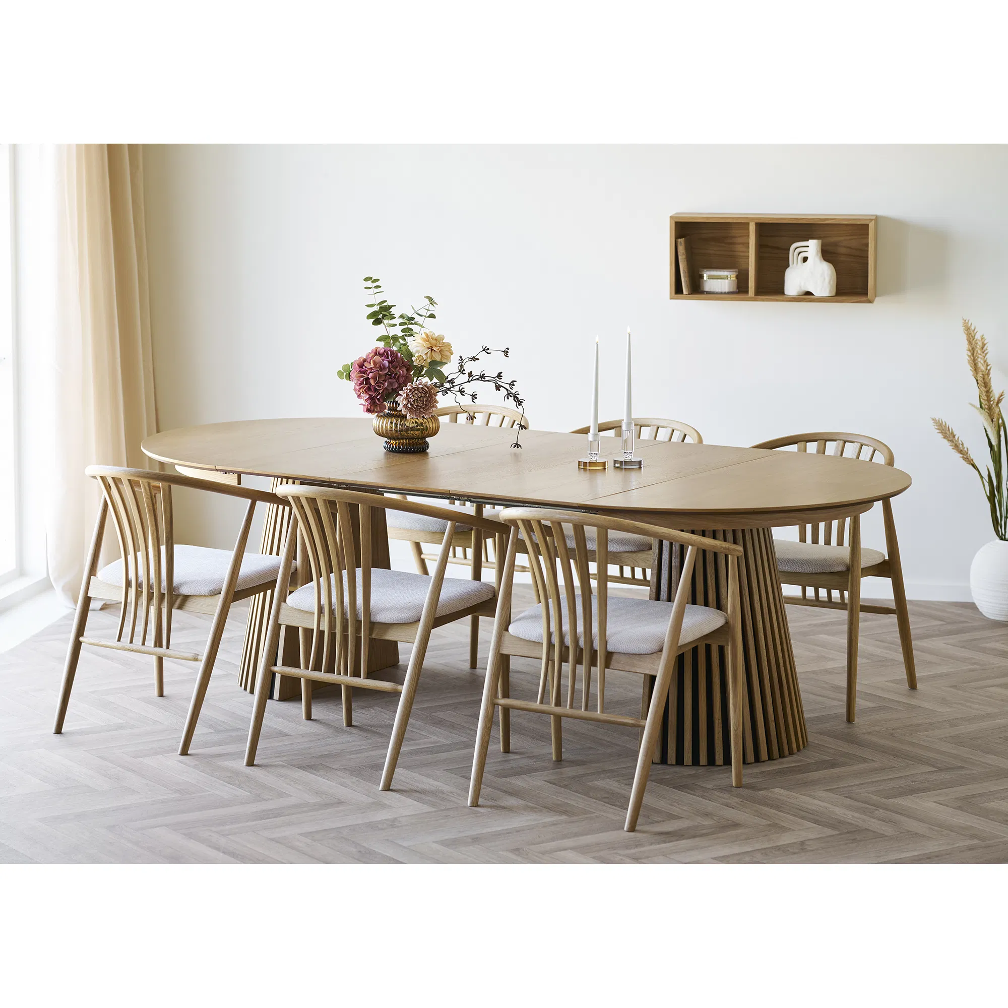 House Nordic eettafel met lichte stoelen – Scandinavische eetplaats