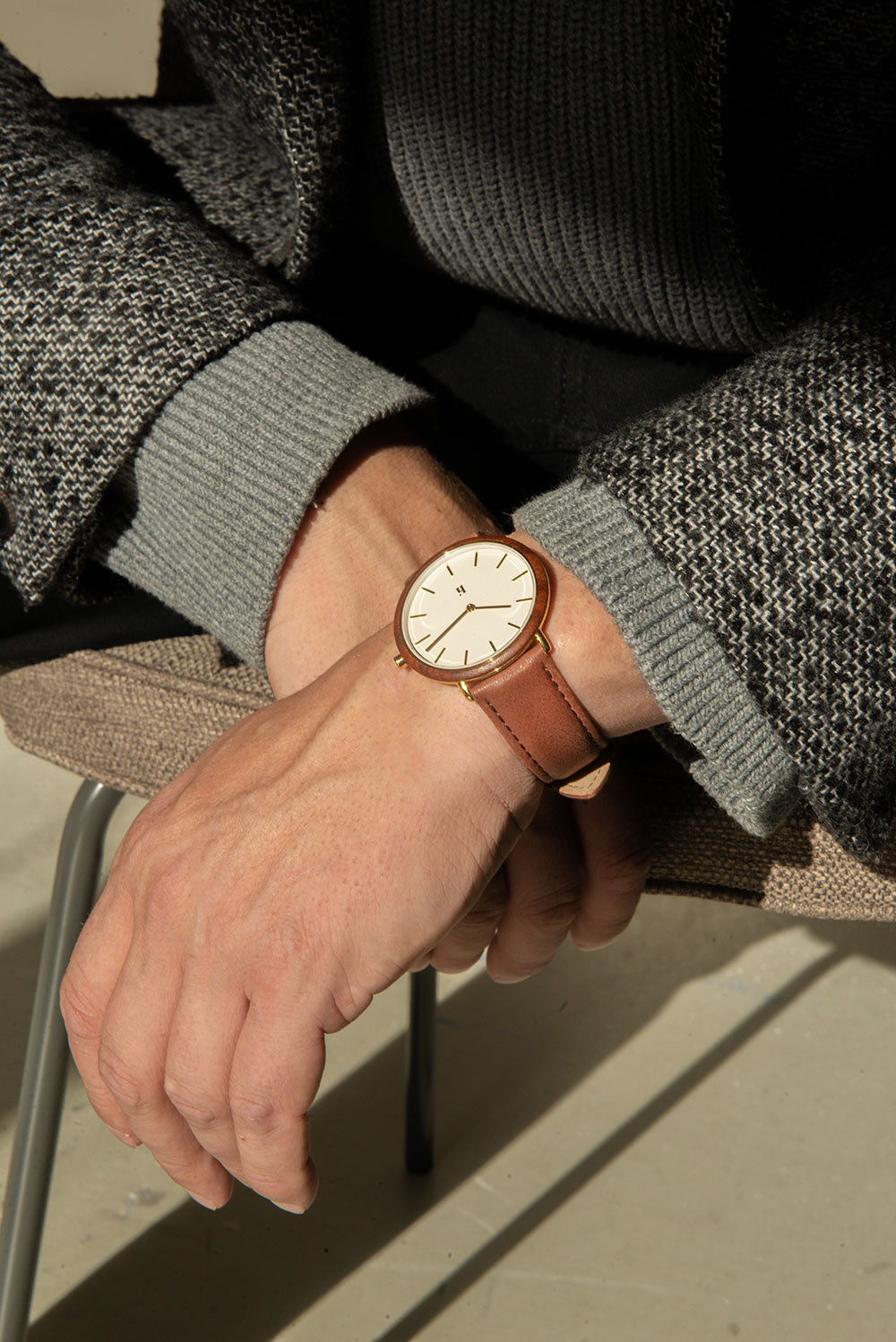 601430206004-1.jpg Horloge Warm Grijs - Afbeelding 2