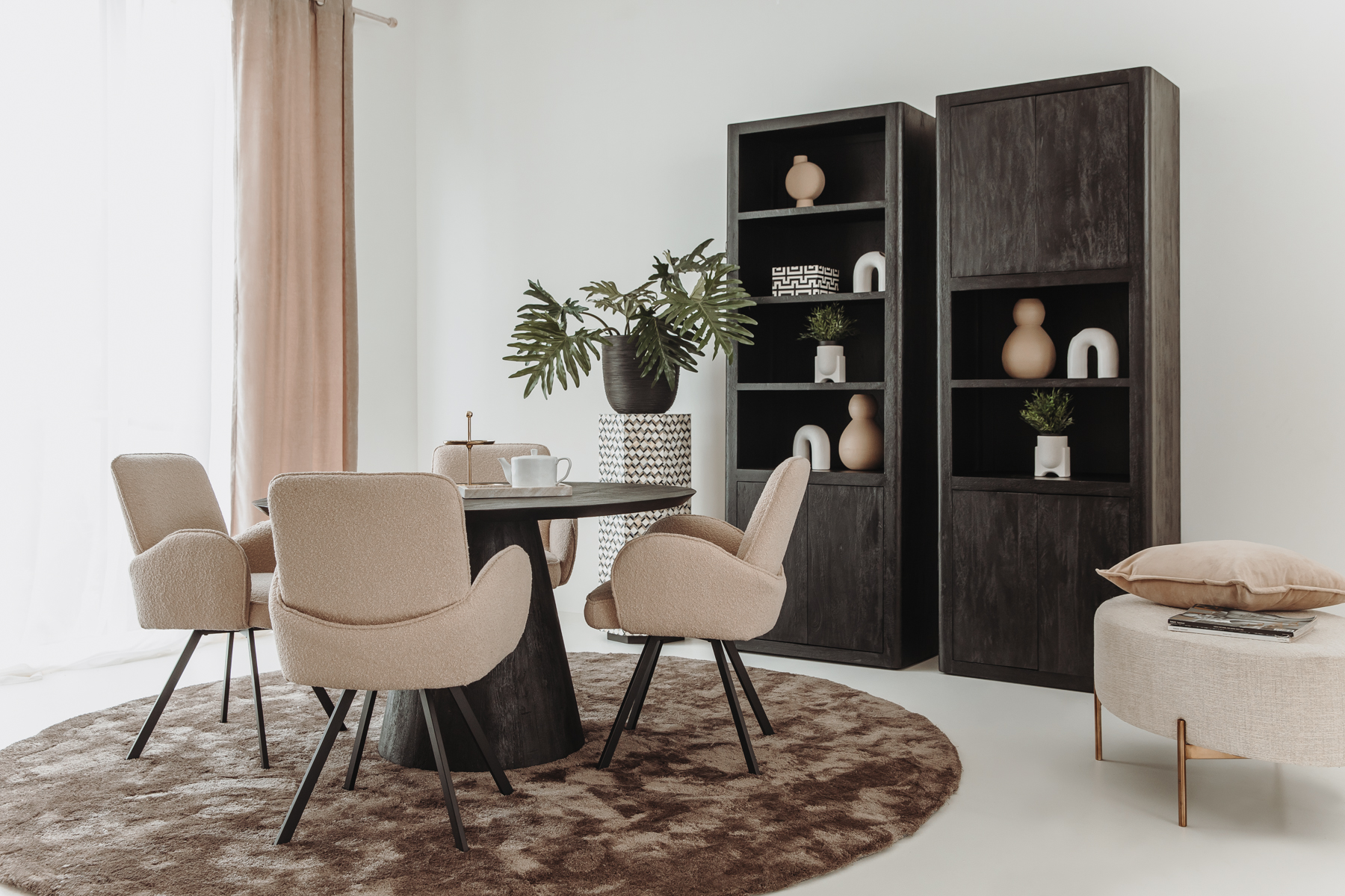 Tower Living – kastenwand en dressoir met hout en zwarte accenten