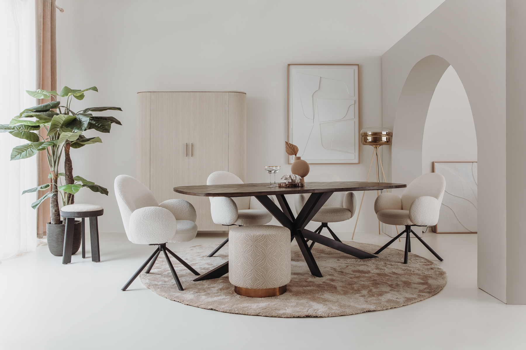 Tower Living – sfeervolle eetkamer met lichte stoelen en vitrinekast in warme houttinten