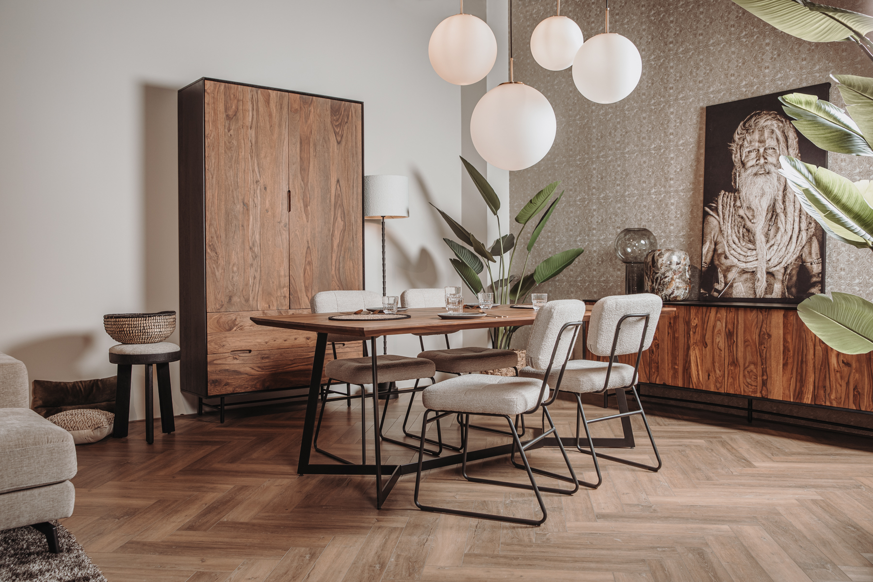 Tower Living – eettafelsetting met warme houttinten en zwarte details, industrieel & landelijk