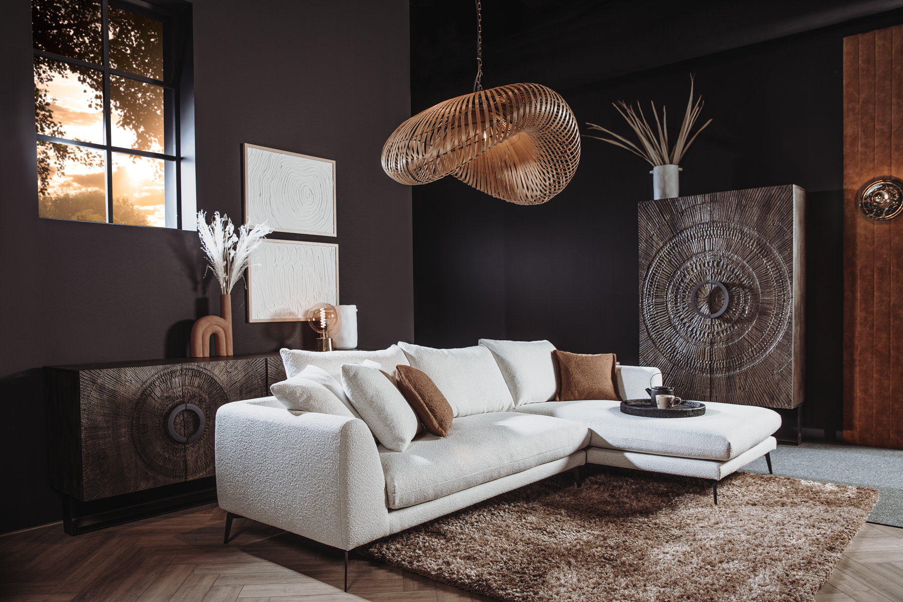 Tower Living – sfeervolle zithoek met warme verlichting en natuurlijke materialen