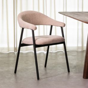 Maatadvies eetkamerstoelen aan tafel