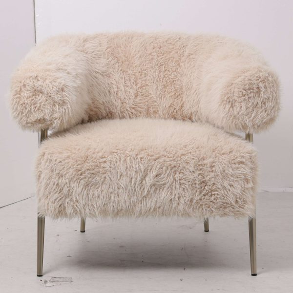 Crème fauteuil met gouden metalen onderstel